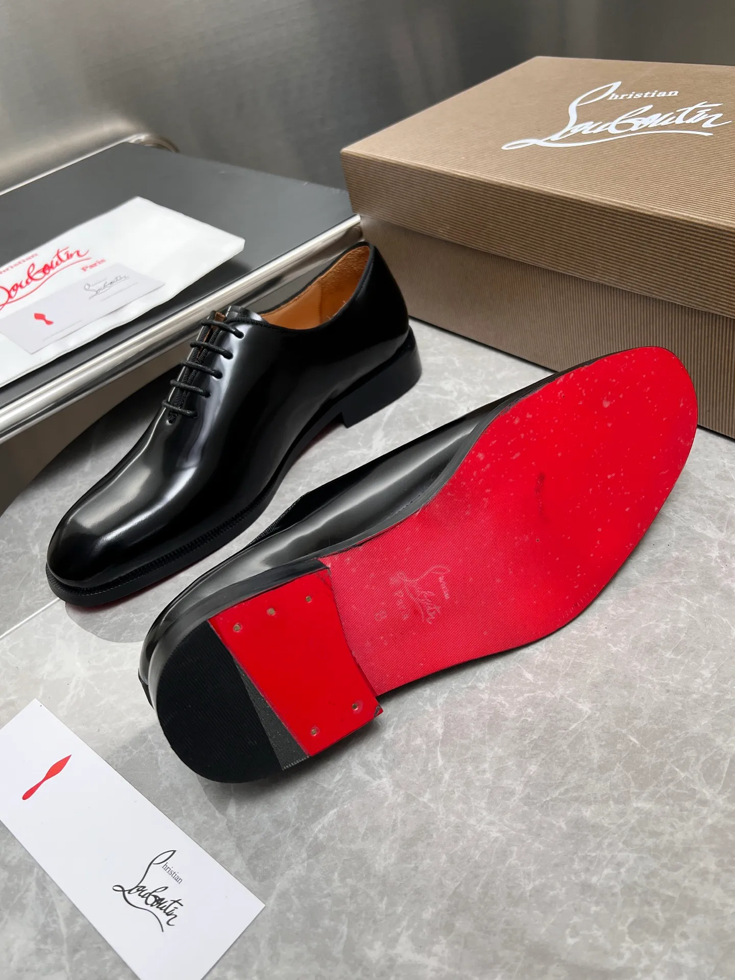 [CL red sole] Top P: 900💰 Number of yards: 39~44 (38.4546. Customized, non-refundable) CL new men's formal shoes Loaf leather shoes Christia* Loubouti* red sole shoes The red sole is luxurious and elegant, reshaping the style boundary of casual formal wear. It is extremely innovative in material selection, and creates a rich visual and tactile experience through the collision of different materials! Made of top-grade calfskin/glossy patent leather/spliced ​​technical fabric in contrasting colors. The upper is stitched by hand with fine and even stitching. It is based on the square-toe loafer shoe shape, with neat and elegant lines, which fits the toughness of men's wear. The upper is embellished with metal rivets, injecting individual details into classic loafers, breaking the mediocrity of casual shoes, and giving a concrete expression of "low-key luxury". From the original color/red cowhide lining inside the shoe to the instantly recognizable red sole, the "red sole" is not only the brand's visual identity, but also a "luxury codeword" when walking. The red sole exposed inadvertently conveys taste and identity instantly. From the innovative splicing of materials, to the personalized fusion of design, to the ingenious inheritance of craftsmanship, the Christian Louboutin men's loafer series is not only a pair of casual shoes, but also a "yuppie style" dressing weapon for men. Whether it is a casual business meeting or a casual look for daily travel, it can help you become a unique and stylish man in every occasion with its "red Loaf" attitude.